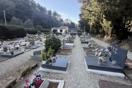 Allée du cimetière vu large