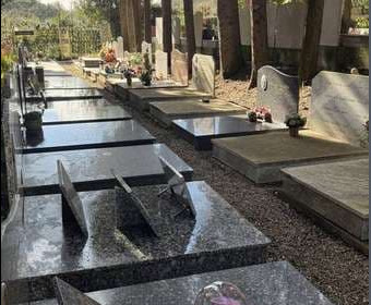 Allée du cimetière avec sépulture